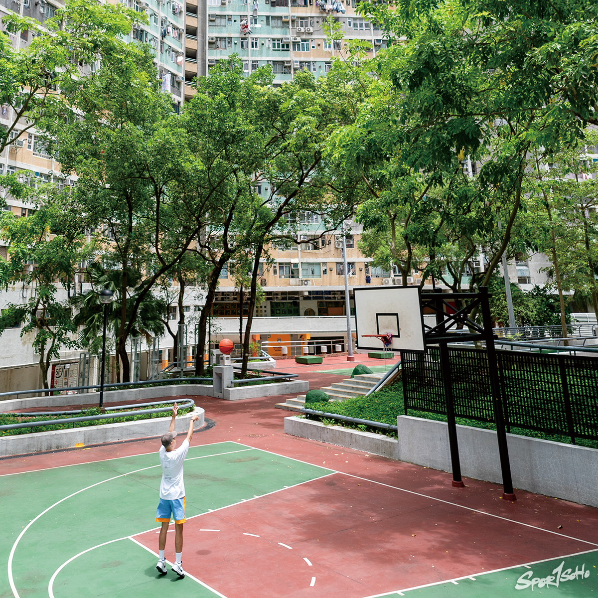 相隔三十年重遊舊地,耀安邨耀信場正是Jason街籃故事的開端。