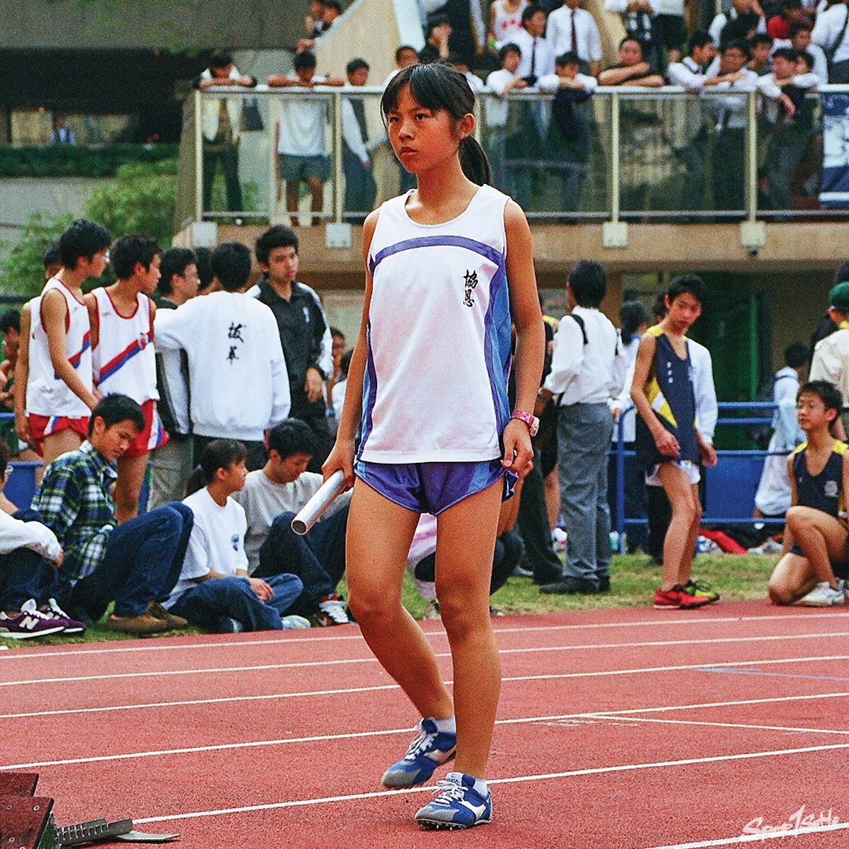 Angie自小喜歡跑步，中學時曾參與田徑及跑隊，在運動會中亦有參加4x100接力賽。