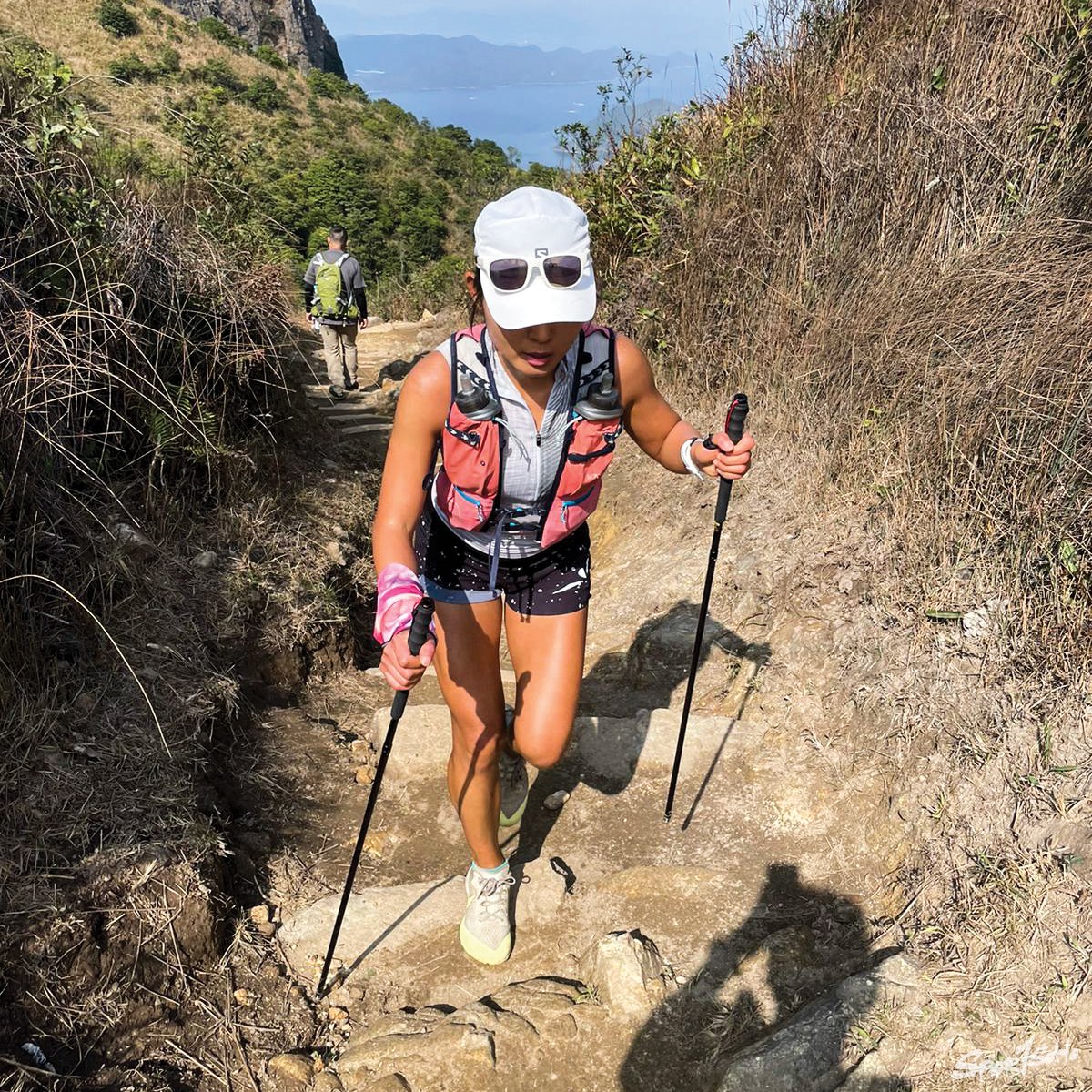 2021年Angie第一次參加HK100以21小時23分完成，攀登馬鞍山時已十分疲累。