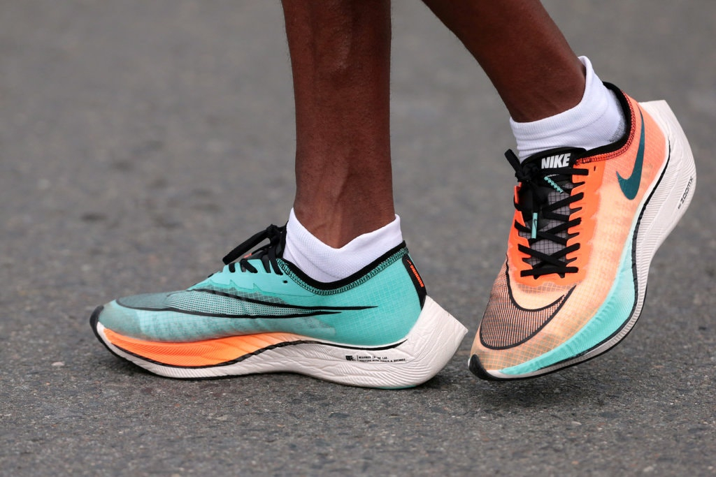 厚底跑鞋的鞋底由具彈性的泡棉製成，或內藏碳纖維板，聲稱能提升跑步效率及減少運動員受傷的機會。