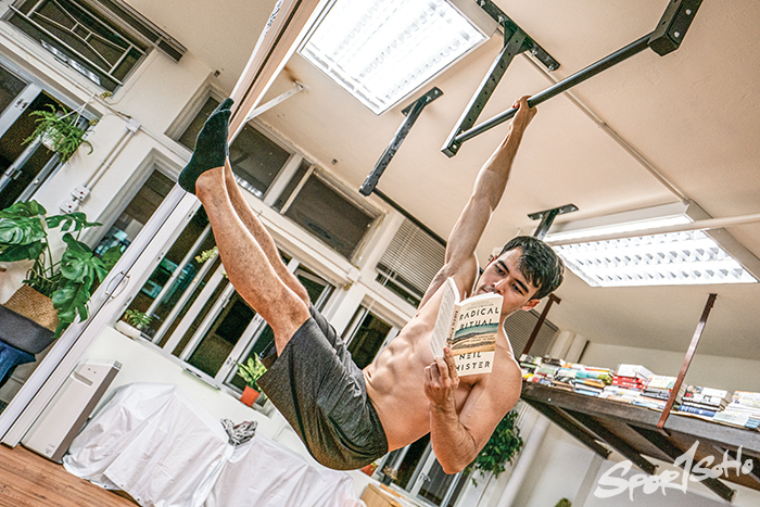 就如「文青」和運動從來沒有衝突，在書館教徒手健身班的教練彭艾烈(Rizzy)亦努力想衝破他身上的各種角色定型。