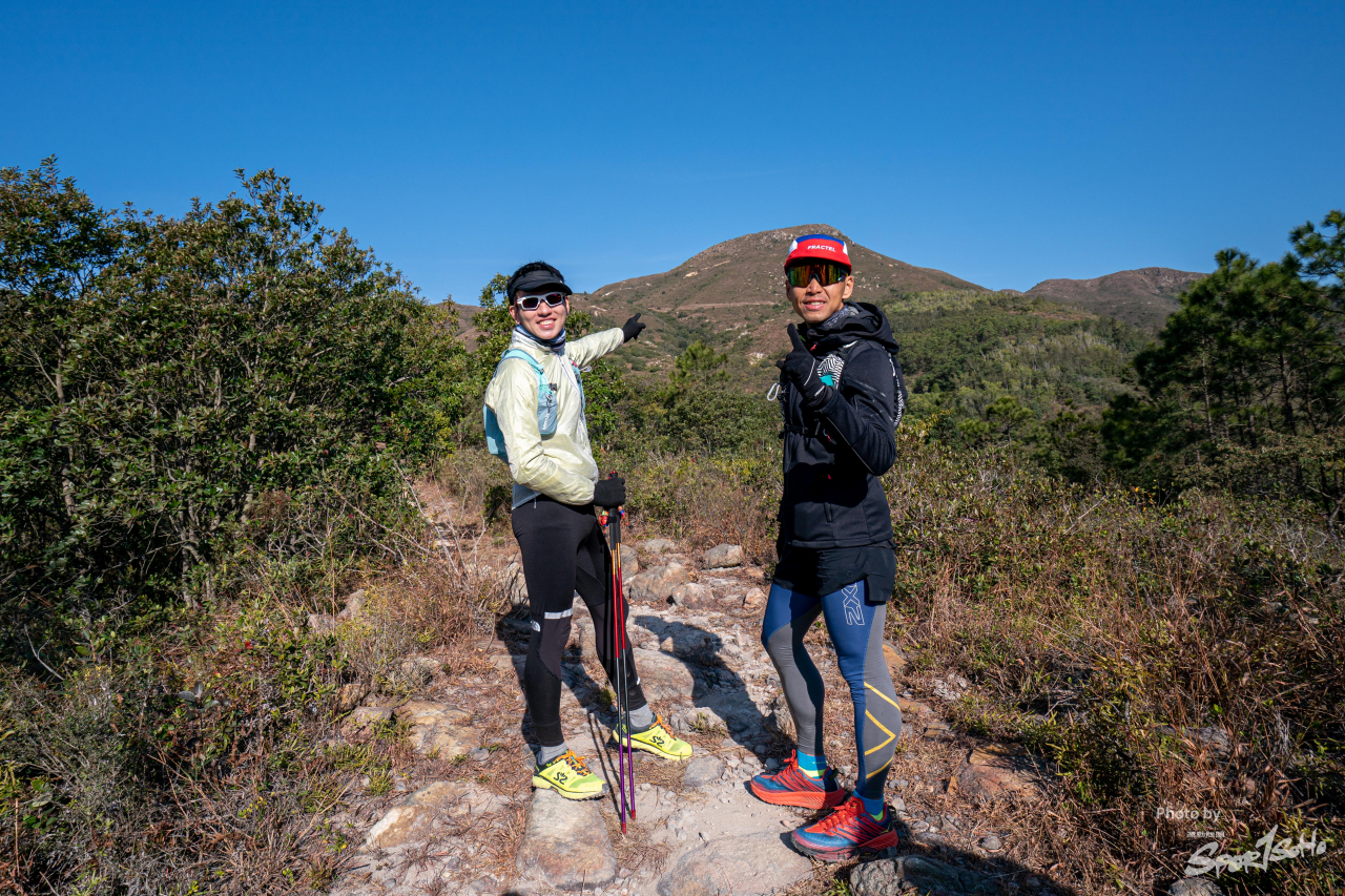 Elton指著深坑瀝山峰,示意即將到達。 吳俊霆夥拍超馬跑手羅楚健挑戰三日登百山