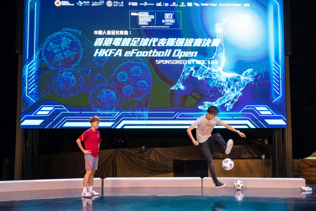 花式足球運動員施寶盛(右)及香港女子足球隊成員代表袁凱狄(左)帶來精彩花式足球表演