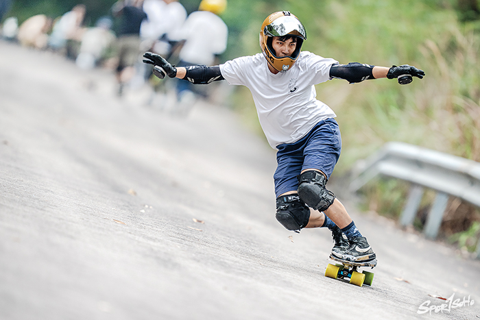 Downhill鬥速度，像賽車，鬥入彎準，在賽道上走最佳路線和超越對手