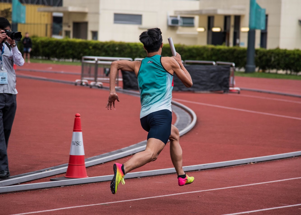 運動員在運動場上進行接力賽