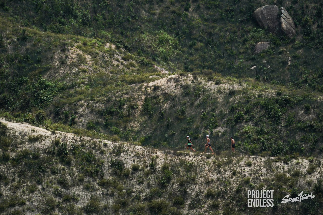 兩名跑友陪伴黃浩聰挑戰次日難度最高的青山腹地路段 兩名跑友陪伴黃浩聰挑戰次日難度最高的青山腹地路段