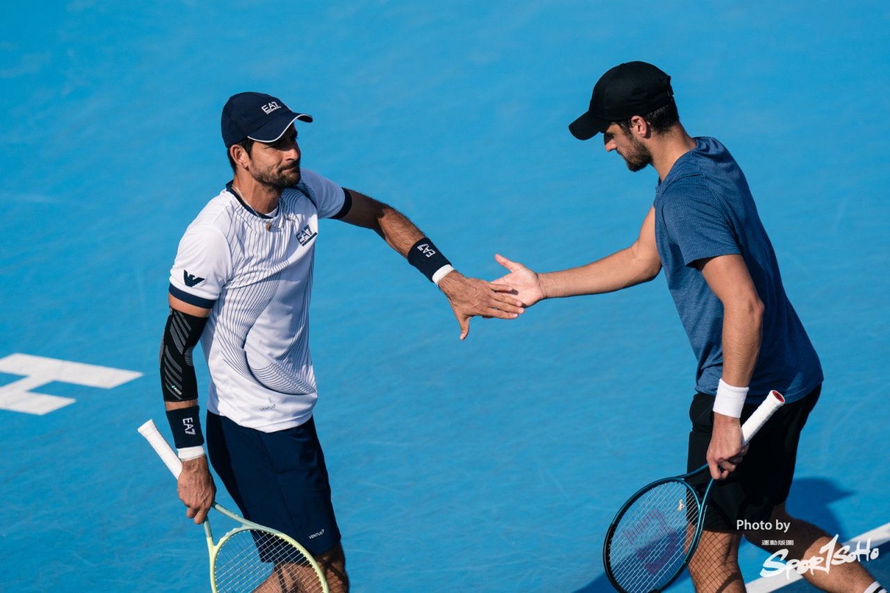薩爾瓦多的Marcelo Arevalo(左)和克羅地亞的Mate Pavic(右)