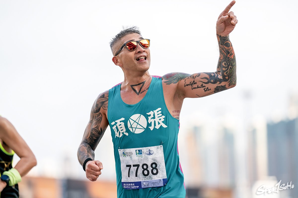 西隧口初段人群較少,容易影到個人相,圖中為KOLOR 主音Sammy,跑步之餘仍不忘回應橋上觀眾支持。