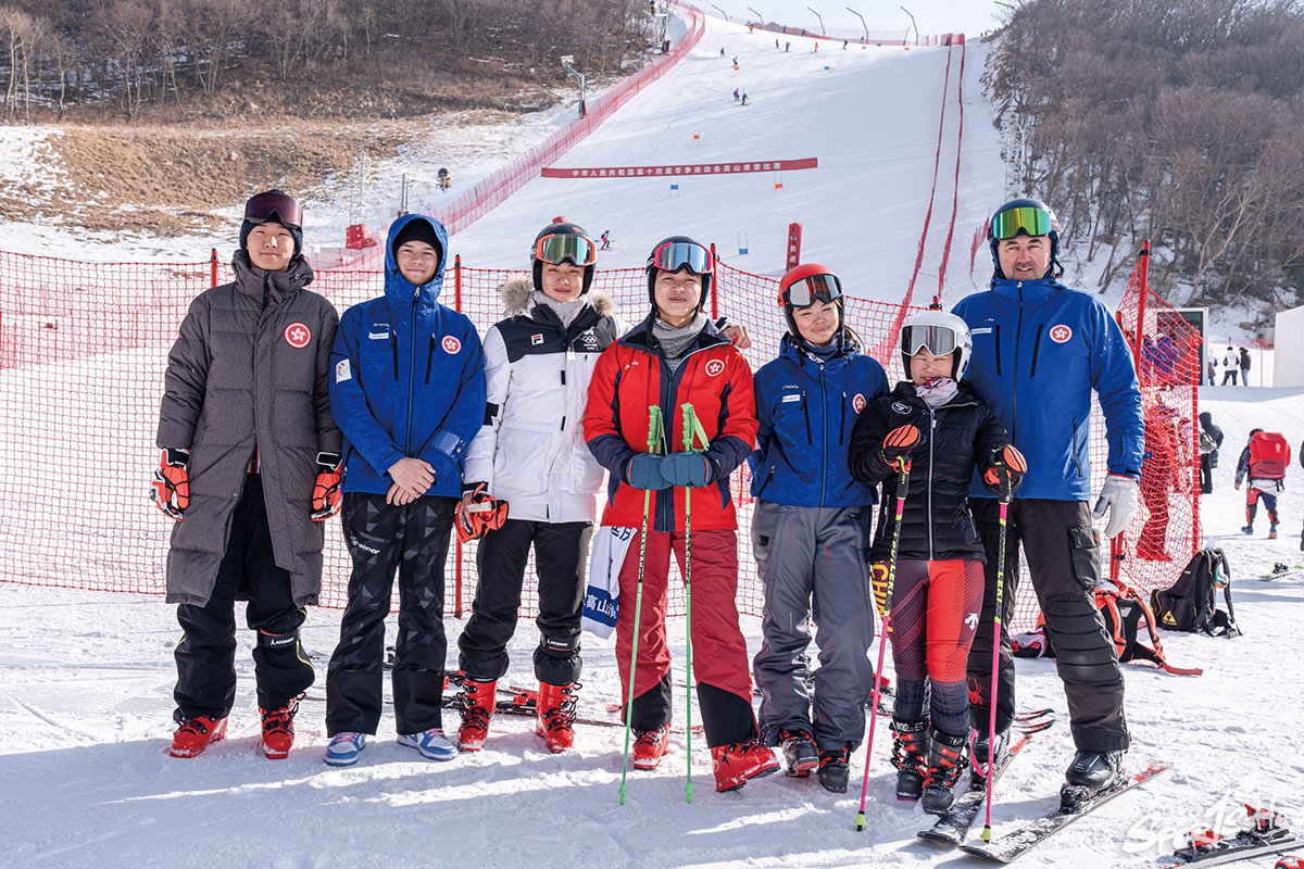 今次滑雪港隊派出六位代表出戰十四冬，左起：呂建博、鄺希宇、王智顥、翁厚全、鄺希敏、田秀彬。教練Vucic Vucetic(右)亦特意由波斯尼亞飛來北京協助團隊集訓。