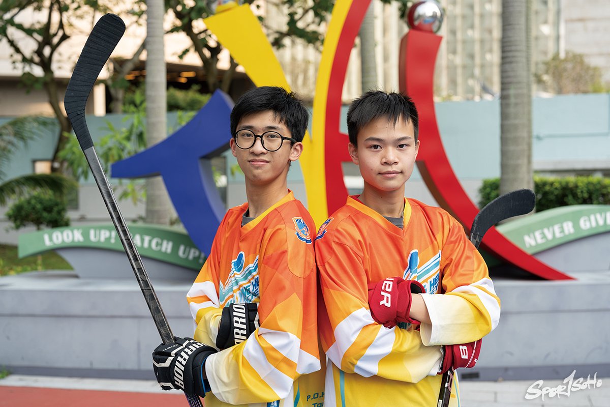 鄧英喜中學冰球校隊隊長是現時就讀中四的鍾傜羽(左)和陸凱俊。