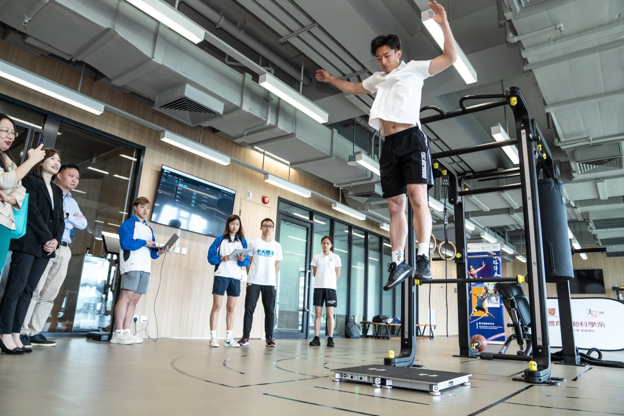 楊懌健教授就找來排球運動員林延俊示範用測力板測量垂直跳躍力量