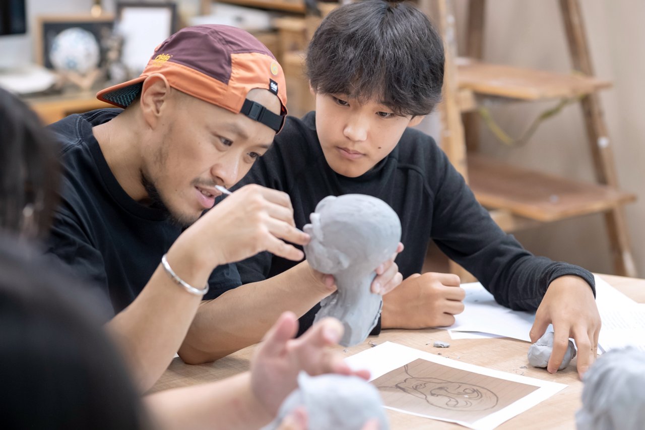 Kinka(左)為《在這裏 為彼此 #HereWeAre》 展覽第一部份:「青年人,是誰不是誰?」擔任導師,向50位年輕人分享油泥塑像創作技術,很享受跟年輕人一起的過程。