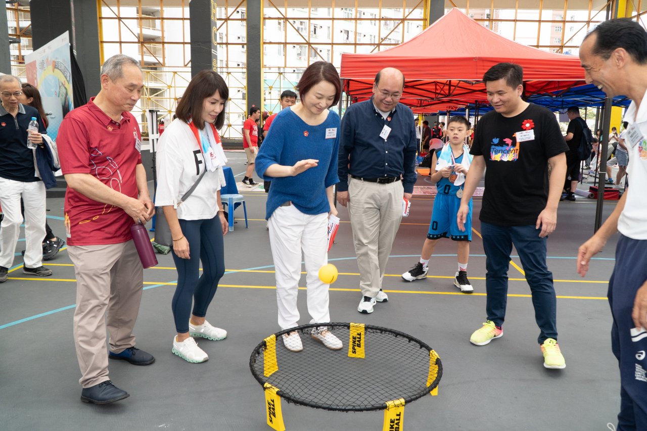 同場設有運動嘉年華,嘉賓到攤位體驗一系列好玩的新興運動。左起:香港中華基督教青年會總幹事劉俊泉、 立法會議員江玉歡、全國人大常委李慧琼議員、立法會議員周文港、騰訊集團公共事務副總裁、騰訊基金會行  政總監李子樹。