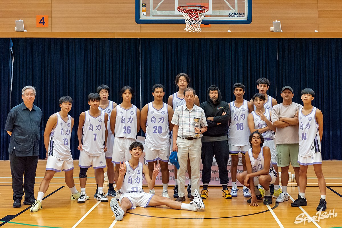 筆者與自力籃球隊蕭子端領隊(持盃者)及U18教練、球員合照