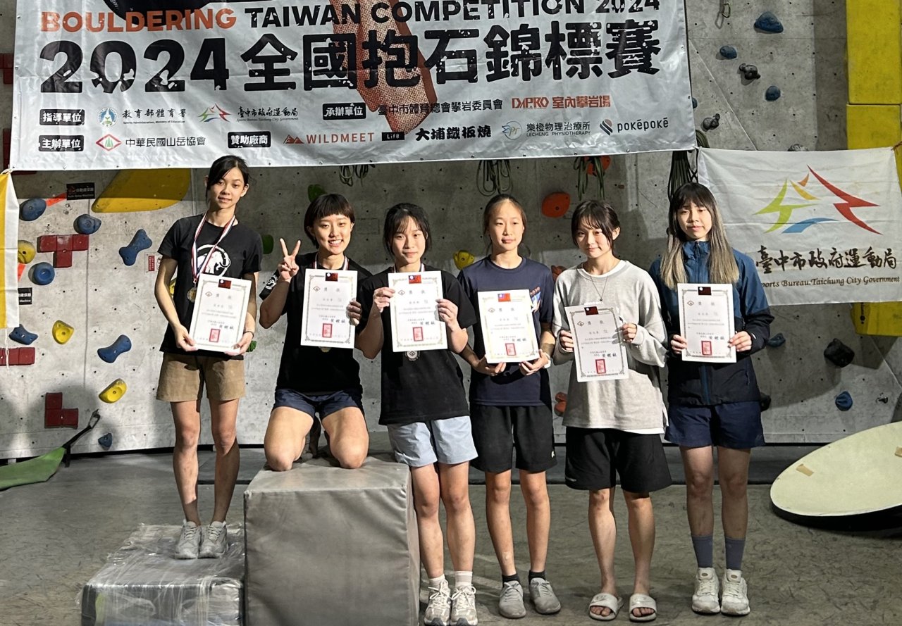 女子組得獎者合照 黃淨淳(左一) 梁思麗(右一) 女子組得獎者合照 黃淨淳(左一) 梁思麗(右一)