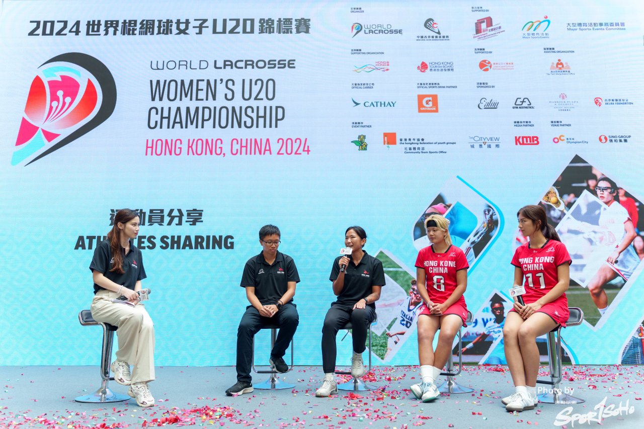U20運動員陳彥澄(右一)和林天慧(右二),教練許嘉希(中間)希望今次能突破上屆賽事成續。